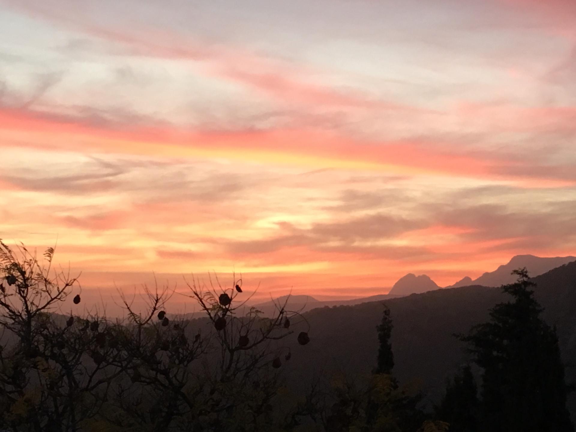 Zonsondergang boven de bergen bij Los Casarones